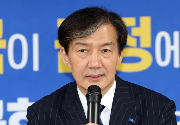 ▲ 조국 조국혁신당 대표가 11일 부산 금정구 류제성 금정구청장 보궐선거 후보 선거사무실에서 직능단체 구성원들과 간담회를 갖고 있다. /뉴시스