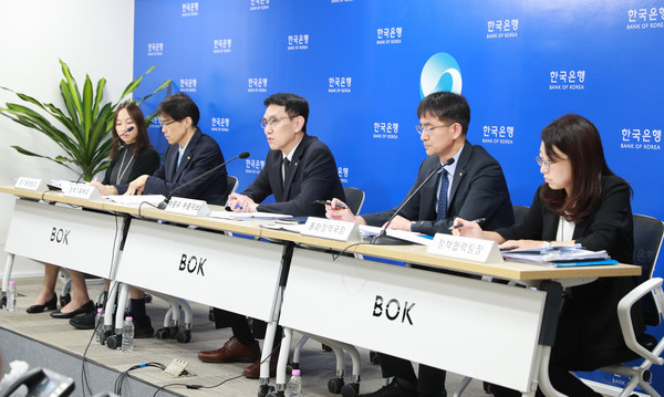 ▲ 12일 오전 서울 중구 한국은행에서 열린 통화신용정책보고서(2024년 9월) 설명회. 사진 왼쪽부터 이지은 경기동향팀장, 박영환 정책기획부장, 박종우 부총재보, 최창호 통화정책국장, 이화연 정책협력팀장(출처=한국은행) /뉴시스