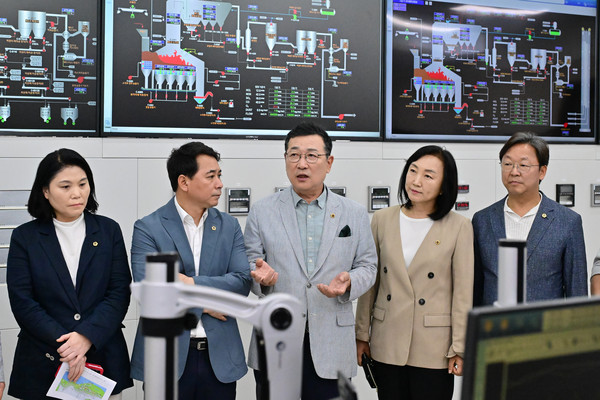 ▲ 상황실에서 운영현황 전반을 보고받는 환경수자원위원회 위원장. 위원들과 유만희 의원 (사진중앙).