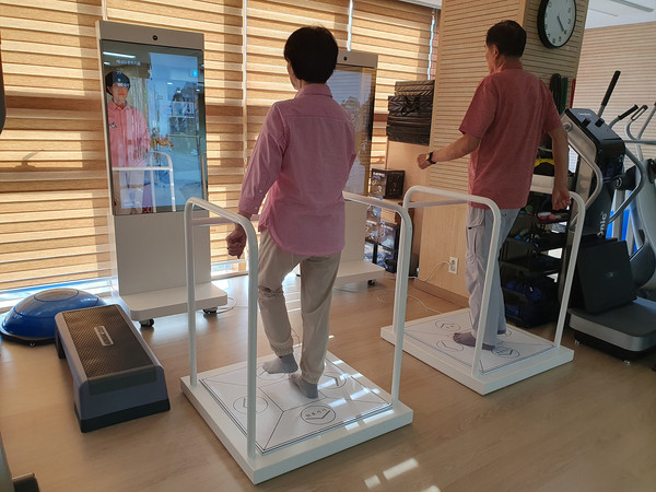 ▲ 양천구 치매안심센터에 설치된 스마트 미러를 이용하는 모습.