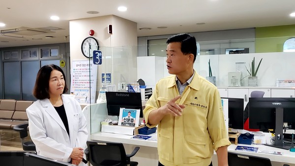 ▲ 추석 응급의료 현장 점검 나선 이승로 성북구청장.