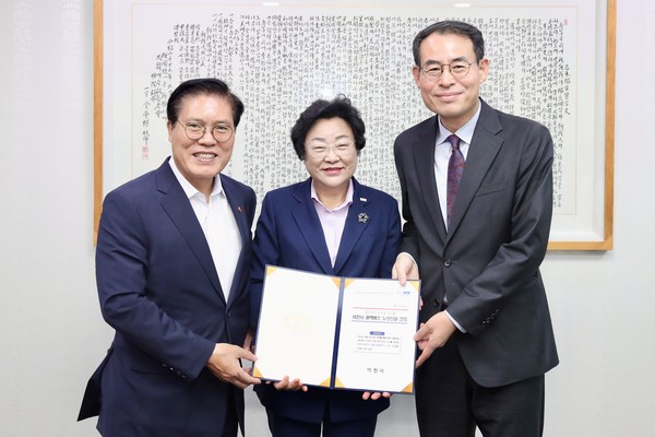 ▲ 김경희 이천시장(가운데) 광역버스 노선신설 건의 모습.