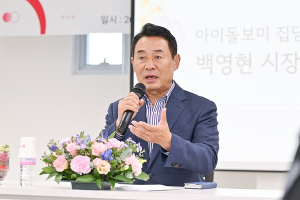 ▲ 백영현 포천시장이 아이돌보미 집담회를 주재하고 있다.