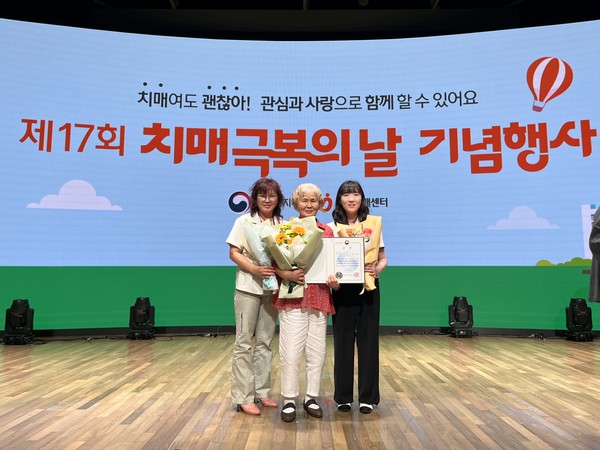 ▲ 강화군 우수 치매파트너 활동 경진대회 최우수상 수상 모습.