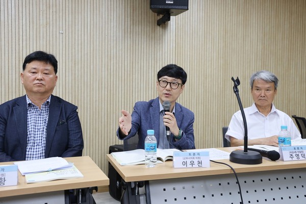▲ 군포시의회는 지난 12일 수리산도립공원 탐방안내소 회의실에서 개최된 군포시민주시민교육네트워크가 주최 ‘수리산 관통 민자고속도로(시흥~수원) 추진 반대 토론회’에서 ”도로 개설 계획 철회가 정답“이라고 주장했다.