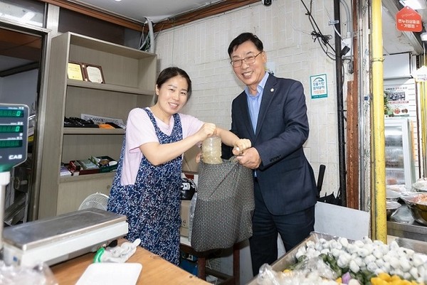 ▲ 김병전 의장, 추석 맞아 전통시장 상인들과 소통하는 모습.