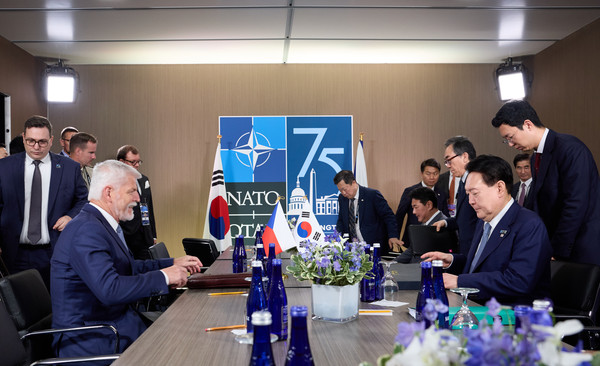 ▲ 윤석열 대통령이 10일(현지시각) 북대서양조약기구(NATO·나토) 75주년 정상회의가 개최된 미국 워싱턴DC 월터 E. 워싱턴 컨벤션센터에서 페트르 파벨 체코 대통령과 정상회담을 하고 있다. /뉴시스