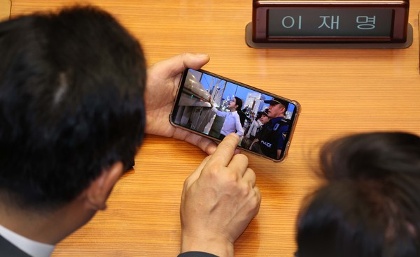 ▲ 김건희 여사 사진 보며 대화하는 이재명-정청래. /뉴시스