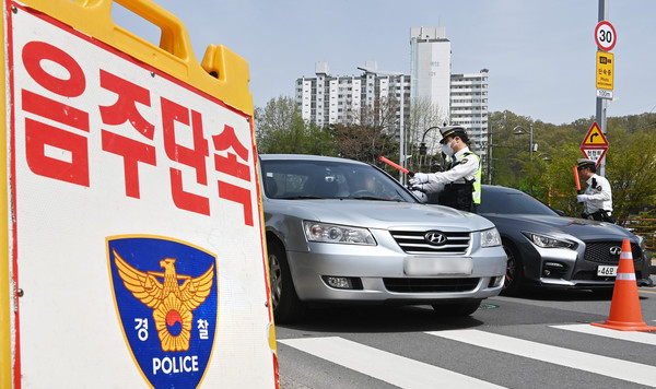 ▲ 지난 4월 17일 경기 수원시 장안구 광교산 입구에서 수원중부경찰서 소속 경찰들이 음주운전 단속을 하고 있다. /뉴시스