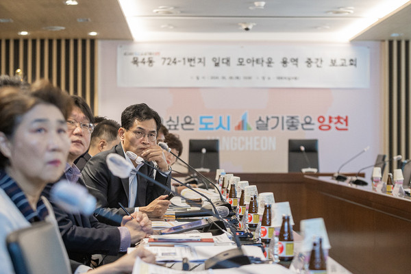 ▲ 지난 5월 목4동 모아타운 용역 중간보고회에서 이기재 구청장.