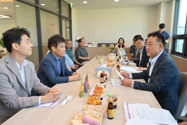 ▲ 이충우 여주시장(오른쪽)이 고구마 전문 유통법인 ‘(주)농업회사법인 거산’ 현장에 방문해 관계자들과 소통하고 있다.