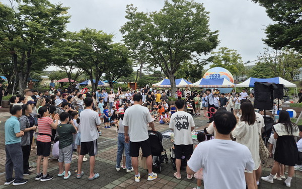 ▲ 추석 연휴기간 동궁원에서 버블쇼를 진행하고 있다.