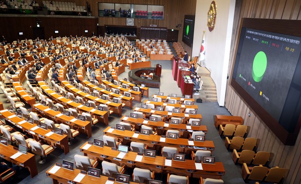 ▲ 19일 오후 서울 여의도 국회에서 열린 제418회 국회(정기회) 제8차 본회의에서 '윤석열 대통령 배우자 김건희의 주가조작 사건 등의 진상규명을 위한 특별검사 임명 등에 관한 법률안(대안)'이 재적 300인, 재석 167인, 찬성 167인으로 가결되고 있다. /뉴시스