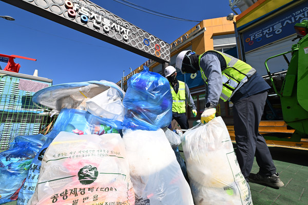 ▲ 추석 연휴를 보내고 일상이 시작된 19일 오전 광주 서구 양동시장에서 광주서구시설관리공단 청소요원들이 종량제 봉투에 담긴 쓰레기를 수거하고 있다. /뉴시스