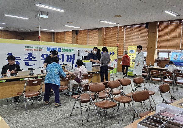 ▲ 안성시 왕진버스 의료서비스 운영 모습.
