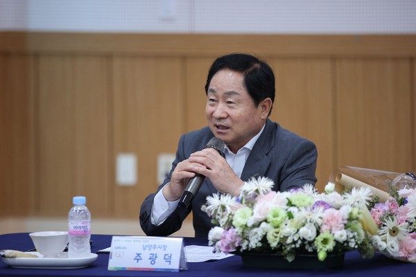 ▲ 주광덕 남양주시장이 남양주월문초 교육가족과 정담회를 가지고 있다.