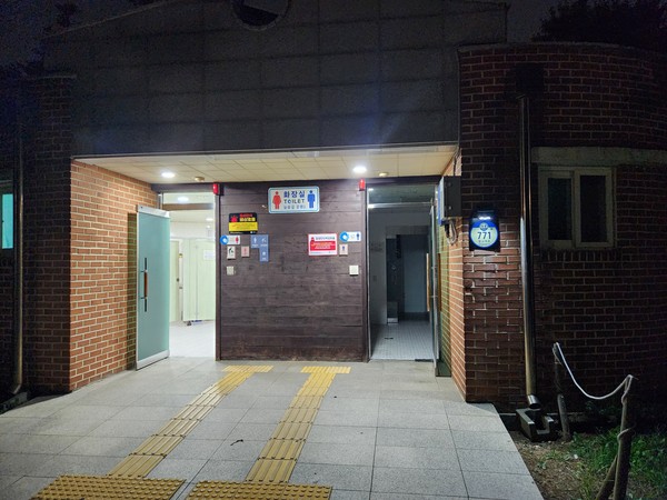 ▲ 인천 남동구 태양광 LED 건물번호판 설치 모습.