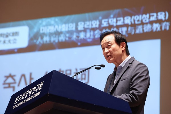 ▲ 2024 한·중·일 인성교육 국제학술대회서 축사 전하는 임태희 경기도교육감.