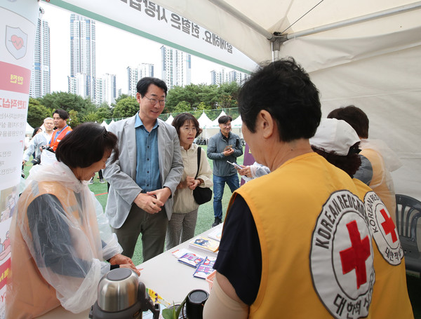 ▲ 자원봉사 붐업 박람회 찾은 정명근 화성시장.