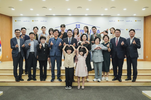▲ ‘공동조례구역: JOA’ 제작발표회 배우 및 의원 단체사진.