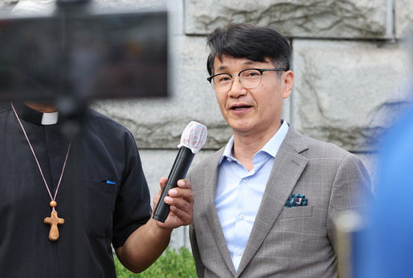 ▲ 김건희 여사에게 명품 가방을 건넨 최재영 목사가 지난 10일 오전 서울 서초구 대검찰청 앞에서 김건희 여사 명품 가방 수수 사건에 대한 검찰 수사심의위원회 관련 기자회견을 열고 발언하고 있다. /뉴시스