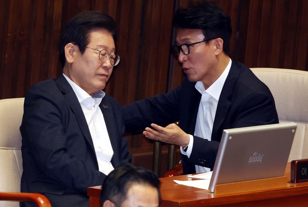 ▲ 이재명 더불어민주당 대표와 김민석(오른쪽) 최고위원이 대화하고 있다. /뉴시스