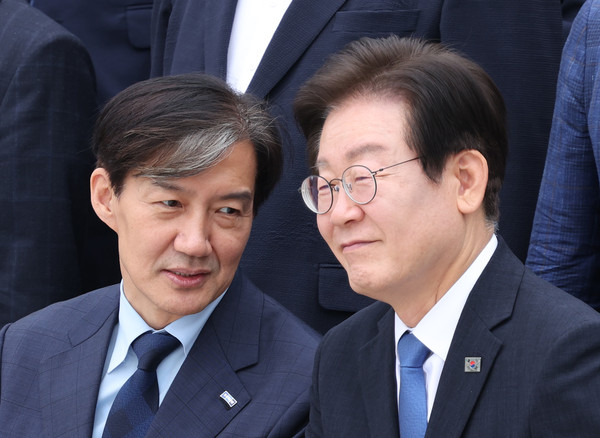 ▲ 이재명 더불어민주당 대표와 조국 조국혁신당 대표가 2일 서울 여의도 국회에서 제22대 국회 개원식 겸 제418회 국회(정기회) 개회식을 마친 뒤 가진 기념촬영 전 대화하고 있다. /뉴시스