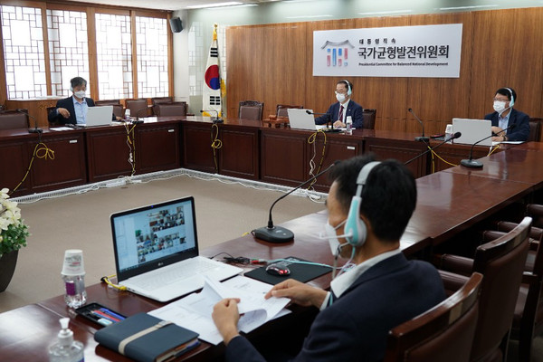 ▲ 국가균형발전위원회 본회의 주재하는 김사열 위원장. /뉴시스