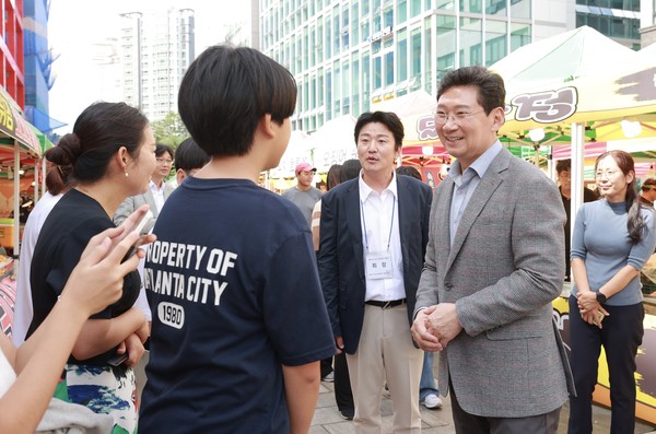 ▲ 이상일 용인특례시장이 ‘흥덕 어울림 한마당’ 행사 현장을 찾아 주민들과 만나고 있다.
