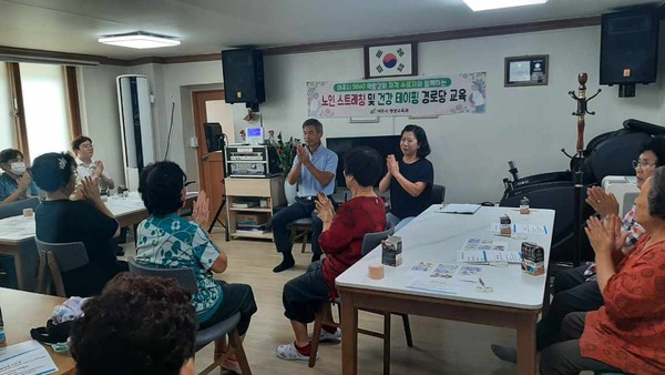 ▲ 여주시 5060역량강화 자격과정 수료자와 함께하는 경로당 교육 실시 모습.
