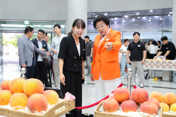 ▲ 햇사레 장호원복숭아축제에 방문한 김경희 이천시장.