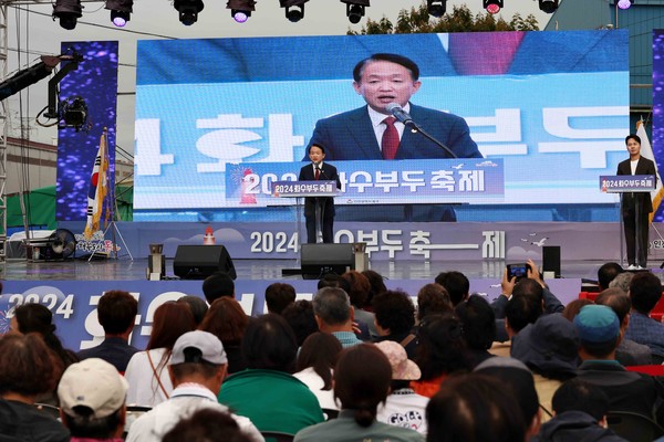 ▲ 김찬진 인천동구청장이 화수부두 축제에서 기념사를 하고 있다.