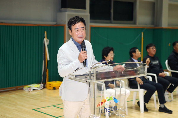 ▲ 제2회 의장배 배드민턴 대회서 축사 전하는 모습.