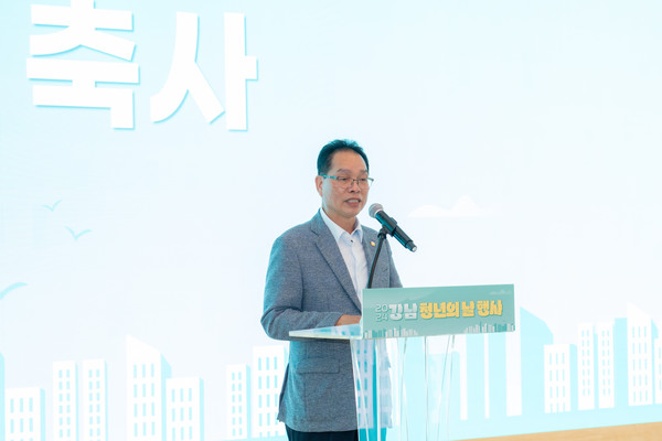 ▲ 지난 20일 강남구청 1층 로비에서 열린 ‘2024 강남 청년의 날 기념행사’에서 복진경 부의장이 축사를 하고 있다.