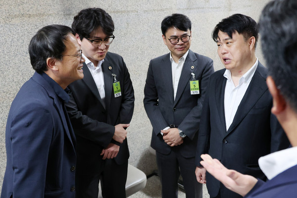 ▲ 박주민(왼쪽) 더불어민주당 의료대란대책특위 위원장과 임현택(오른쪽) 대한의사협회 회장이 지난 22일 오후 서울 여의도 국회에서 이재명 더불어민주당 대표와 비공개 간담회를 마치고 나와 대화를 나누고 있다. /뉴시스