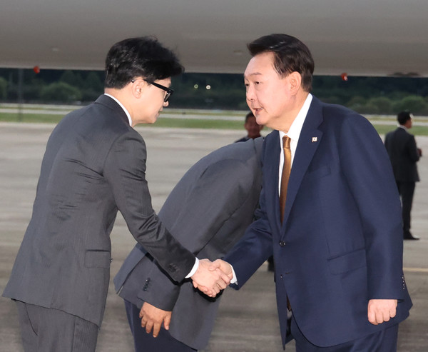 ▲ 한동훈 대표와 악수하는 윤 대통령. /뉴시스