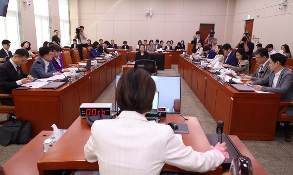 ▲ 이인선 국회 여성가족위원장이 11일 오전 서울 여의도 국회에서 열린 여성가족위원회 전체회의에서 의사봉을 두드리고 있다. /뉴시스