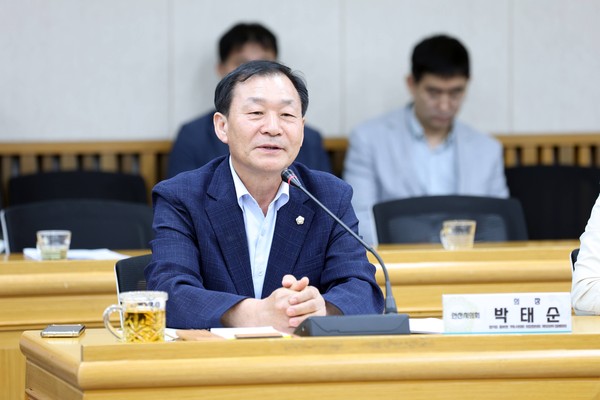 ▲ 안산시의회 박태순 의장(사진)이 23일 경기도 중부권 7개 시의회의장협의회 후반기 회장으로 선출됐다.