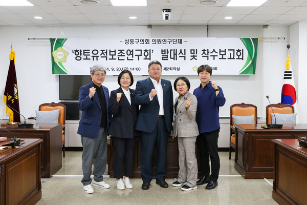▲ 기념촬영하는 (왼쪽부터) 주복중, 이현숙, 정교진(대표의원), 이영심, 전종균 의원.