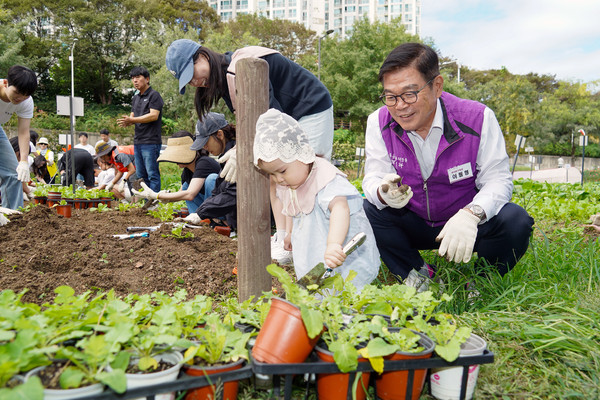 ▲ 클라랑스와 다문화가정 어린이가 함께하는 사랑의 배추 심기 참여한 이필형 동대문구청장.