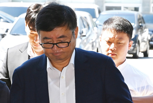 ▲ 공장 화재로 23명의 사망자가 발생한 화성 리튬전지 제조업체 아리셀 박순관 대표와 박중언 아리셀 총괄본부장(사진 오른쪽)이 지난달 28일 경기도 수원지방법원에서 열린 구속 전 피의자 심문(영장실질심사)을 마친 후 대기장소인 수원남부경찰서로 들어서고 있다. /뉴시스