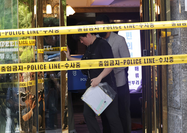 ▲ 경찰이 지난달 27일 오전 19명의 사상자를 낸 경기 부천시 호텔 화재 현장에서 압수수색을 마치고 나오고 있다. /뉴시스