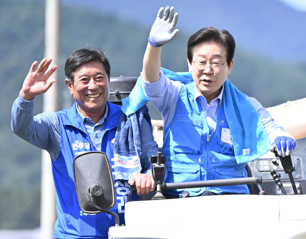 ▲ 이재명 더불어민주당 대표가 10·16 영광·곡성군수 재보궐 선거를 앞둔 24일 오전 전남 곡성군 석곡농협 백세미방앗간을 방문해 조상래 곡성군수 후보와 백세미 수확 시연을 하고 있다. /뉴시스