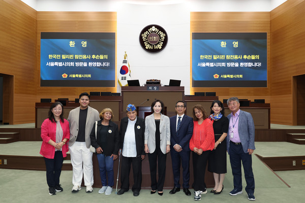 ▲ 방문단과 이숙자 운영위원장, 주한 필리핀 영사(이숙자 운영위원장 오른쪽).