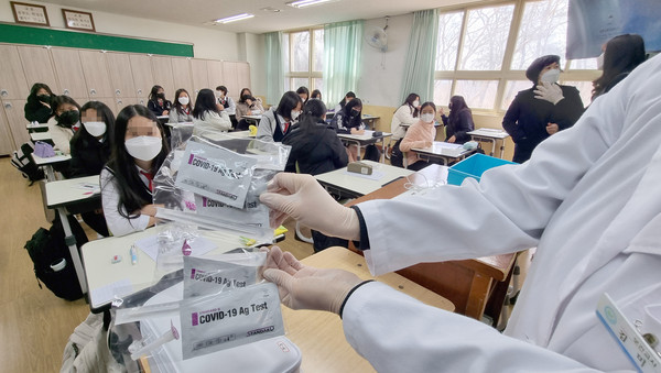 ▲ 코로나19가 확산되던 2022년 당시 울산 북구 달천중학교의 한 보건교사가 학생들에 신속항원검사 사용법을 설명하는 모습. /뉴시스
