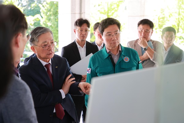 ▲ 이상일 용인특례시장(오른쪽)이 이한준 LH사장과 현장을 점검하고 의견을 나누고 있다.