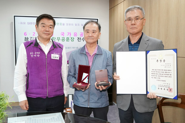 ▲ 6·25참전 국가유공자 화랑무공훈장 전수식에서 이필형 동대문구청장(사진 왼쪽)과 유족들이 기념촬영을 하고 있다.