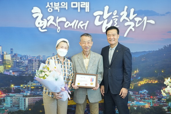 ▲ 이희정 님(가운데)이 이승로 성북구청장(오른쪽)과 함께 기념 촬영을 하고 있다.