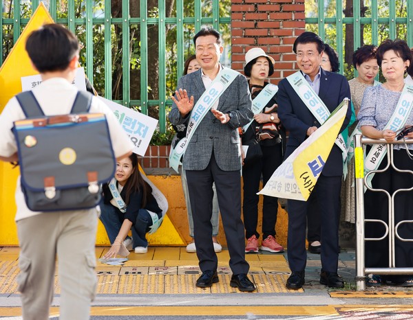 ▲ 서울석촌초등학교 앞에서 깃발을 든 서강석 구청장이 캠페인을 펼치고 있다.