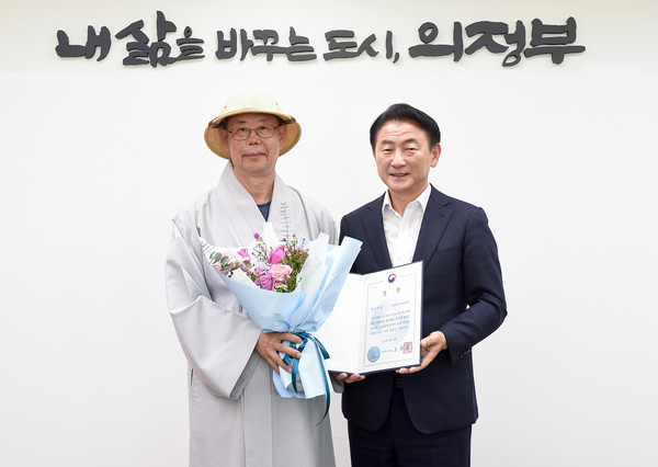 ▲ 김동근 의정부시장(오른쪽)과 최재혁 의정부시니어클럽 시설장.
